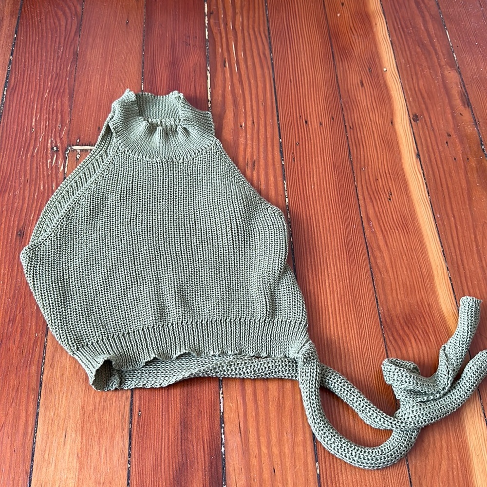 Backless crop top